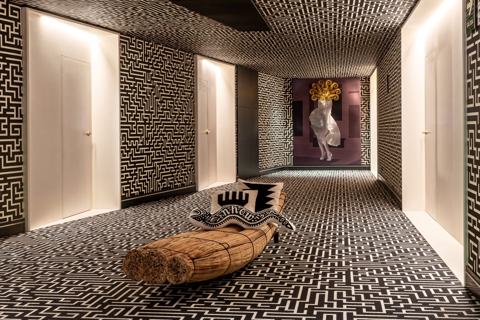 3 nhow_Lima_Aisles_Marilyn_Mask_Labyrinth
